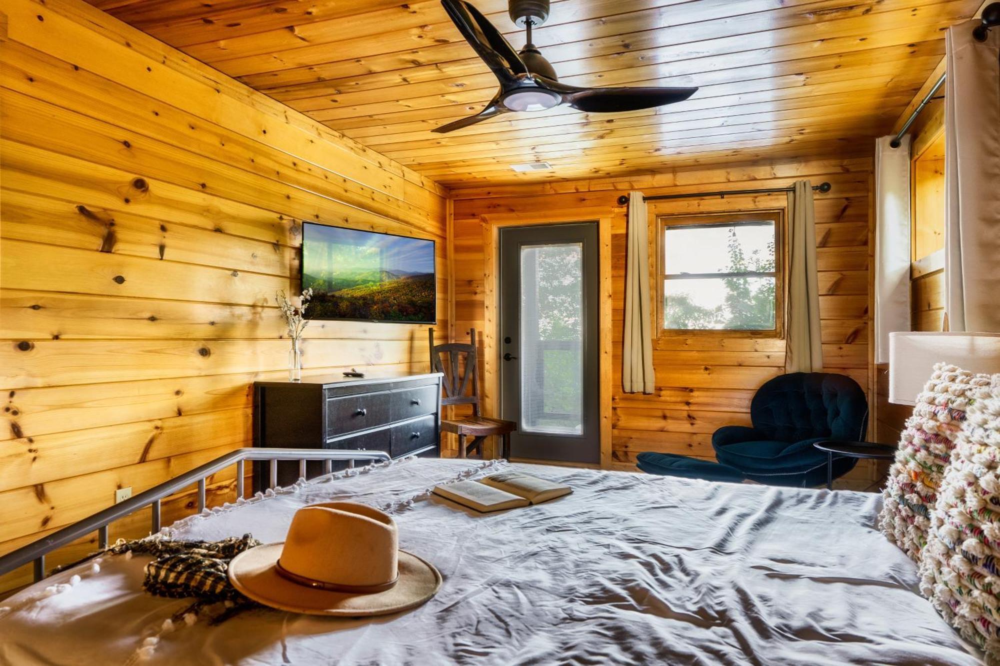 Woodhaven - Private - 3 Suites - Gorgeous Views - 3 Pools - Gamerm - Hottub - Lots Of Bears Gatlinburg Exterior photo