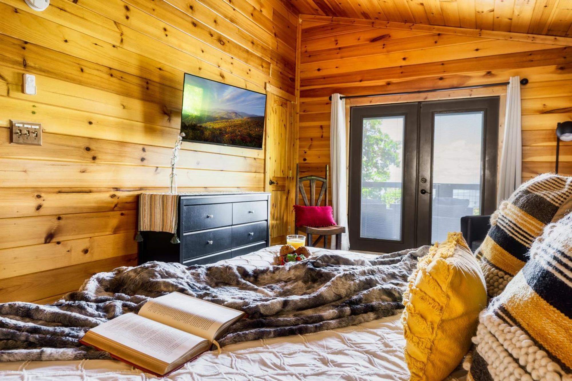 Woodhaven - Private - 3 Suites - Gorgeous Views - 3 Pools - Gamerm - Hottub - Lots Of Bears Gatlinburg Exterior photo