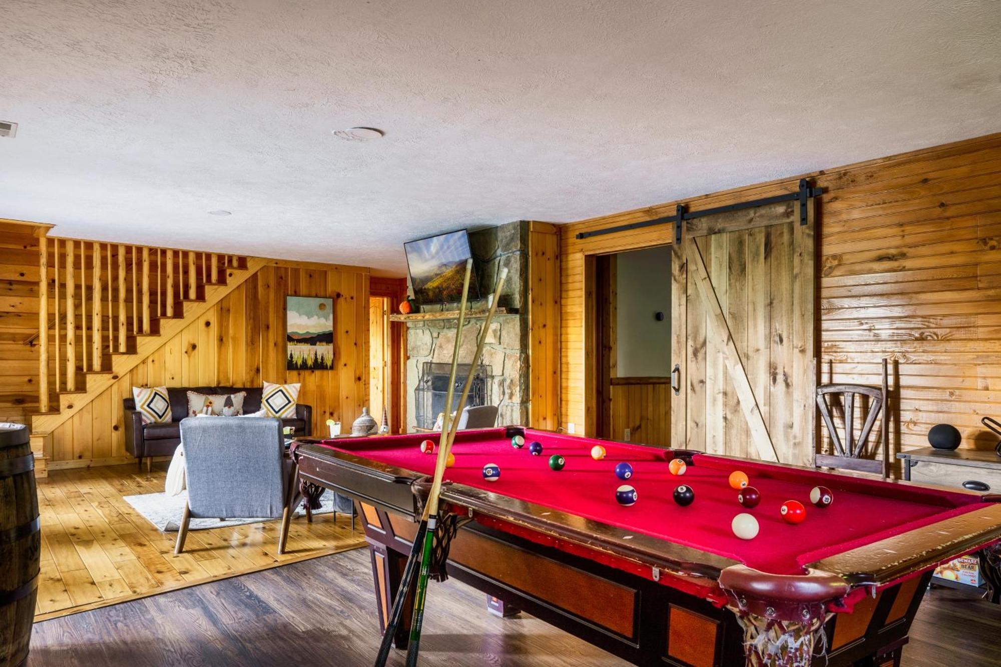 Woodhaven - Private - 3 Suites - Gorgeous Views - 3 Pools - Gamerm - Hottub - Lots Of Bears Gatlinburg Exterior photo