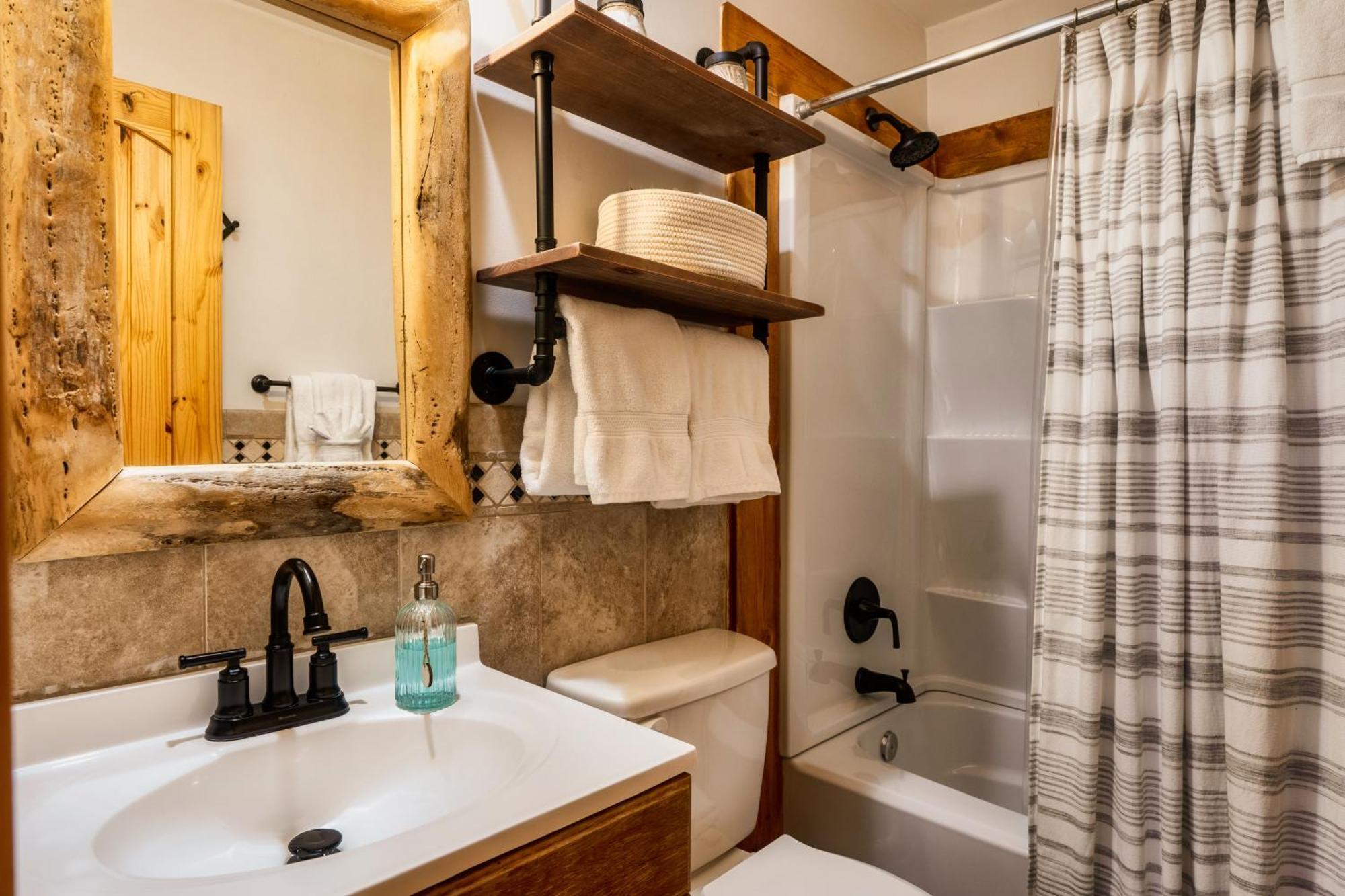 Woodhaven - Private - 3 Suites - Gorgeous Views - 3 Pools - Gamerm - Hottub - Lots Of Bears Gatlinburg Exterior photo