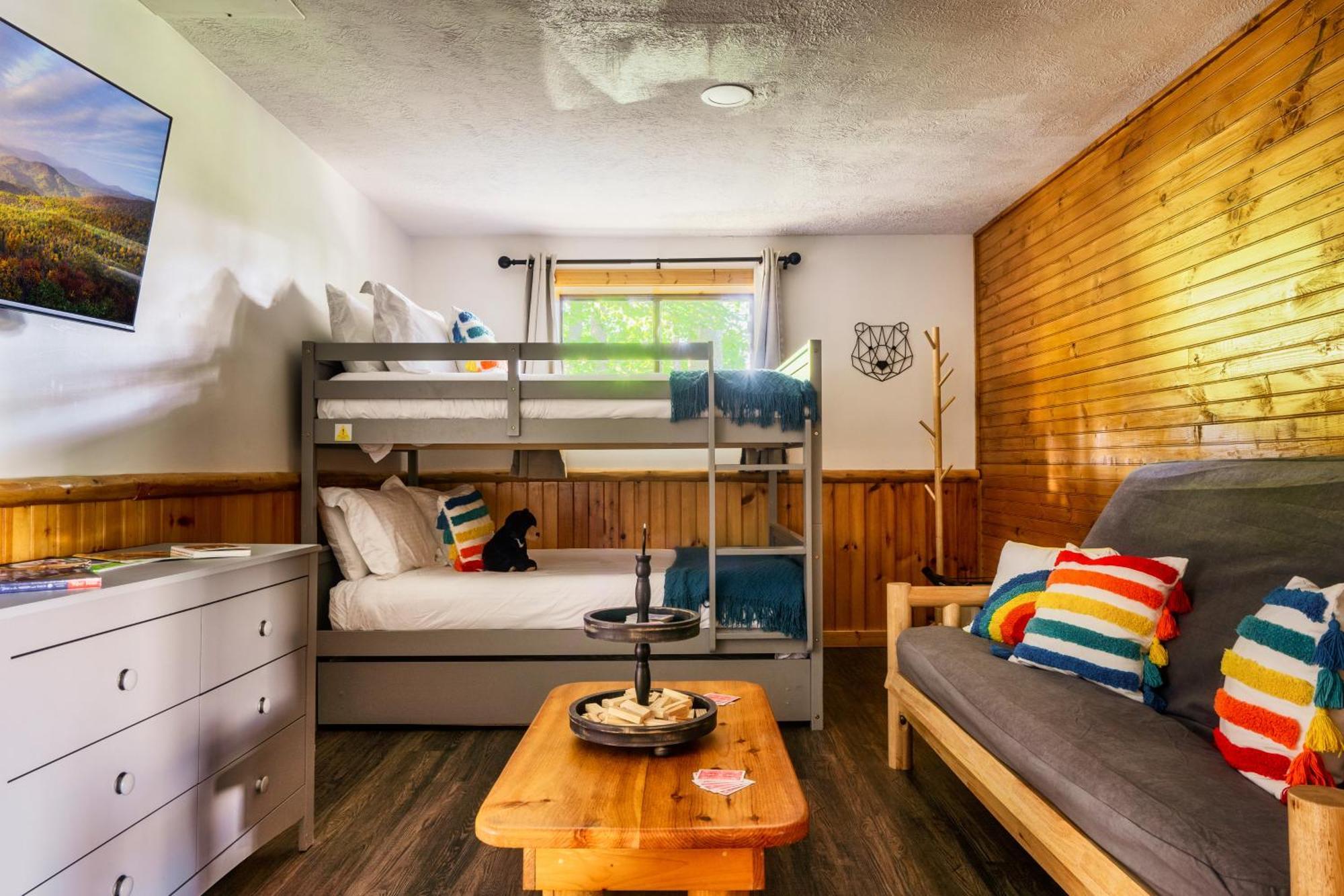 Woodhaven - Private - 3 Suites - Gorgeous Views - 3 Pools - Gamerm - Hottub - Lots Of Bears Gatlinburg Exterior photo