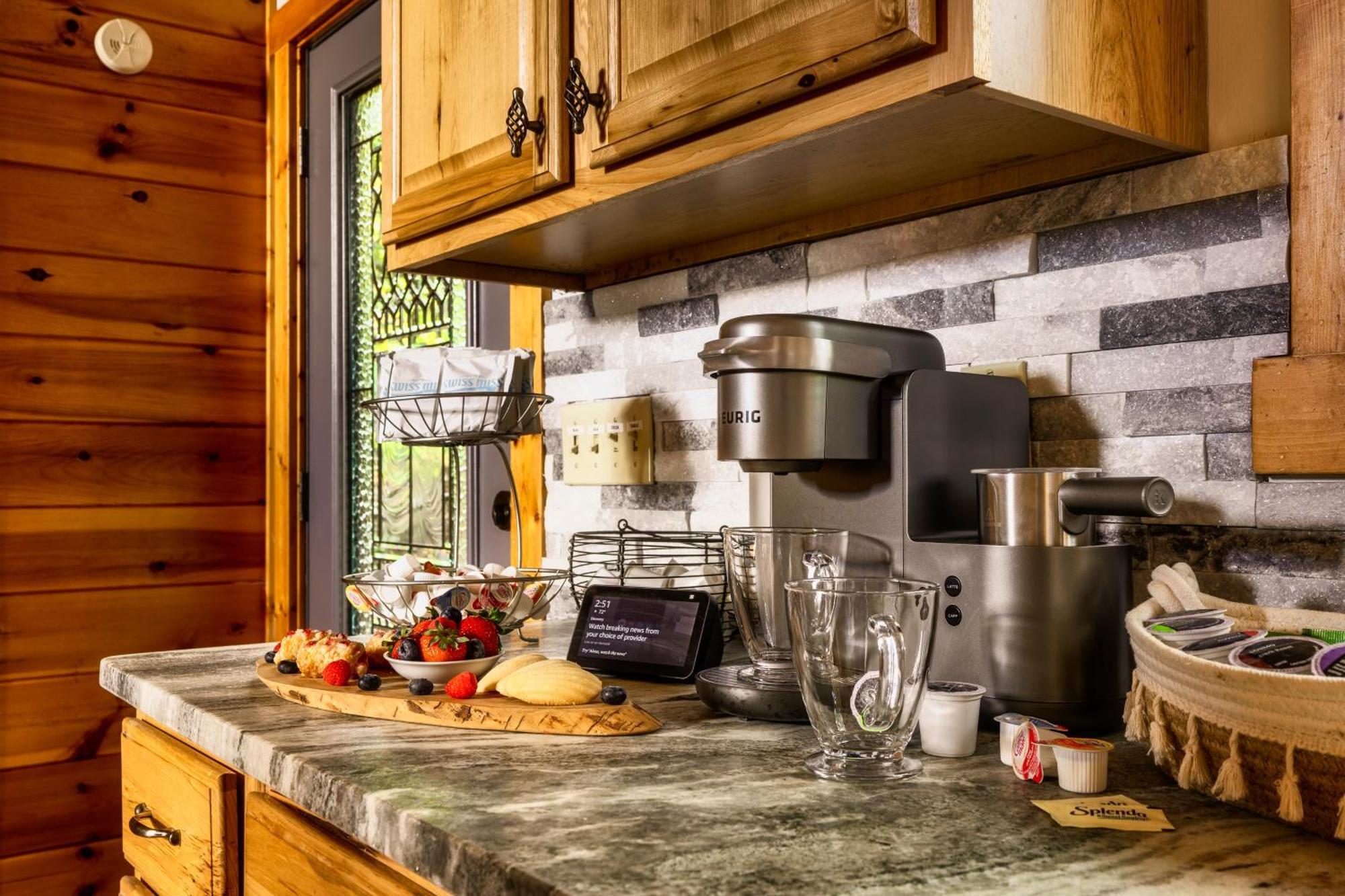 Woodhaven - Private - 3 Suites - Gorgeous Views - 3 Pools - Gamerm - Hottub - Lots Of Bears Gatlinburg Exterior photo