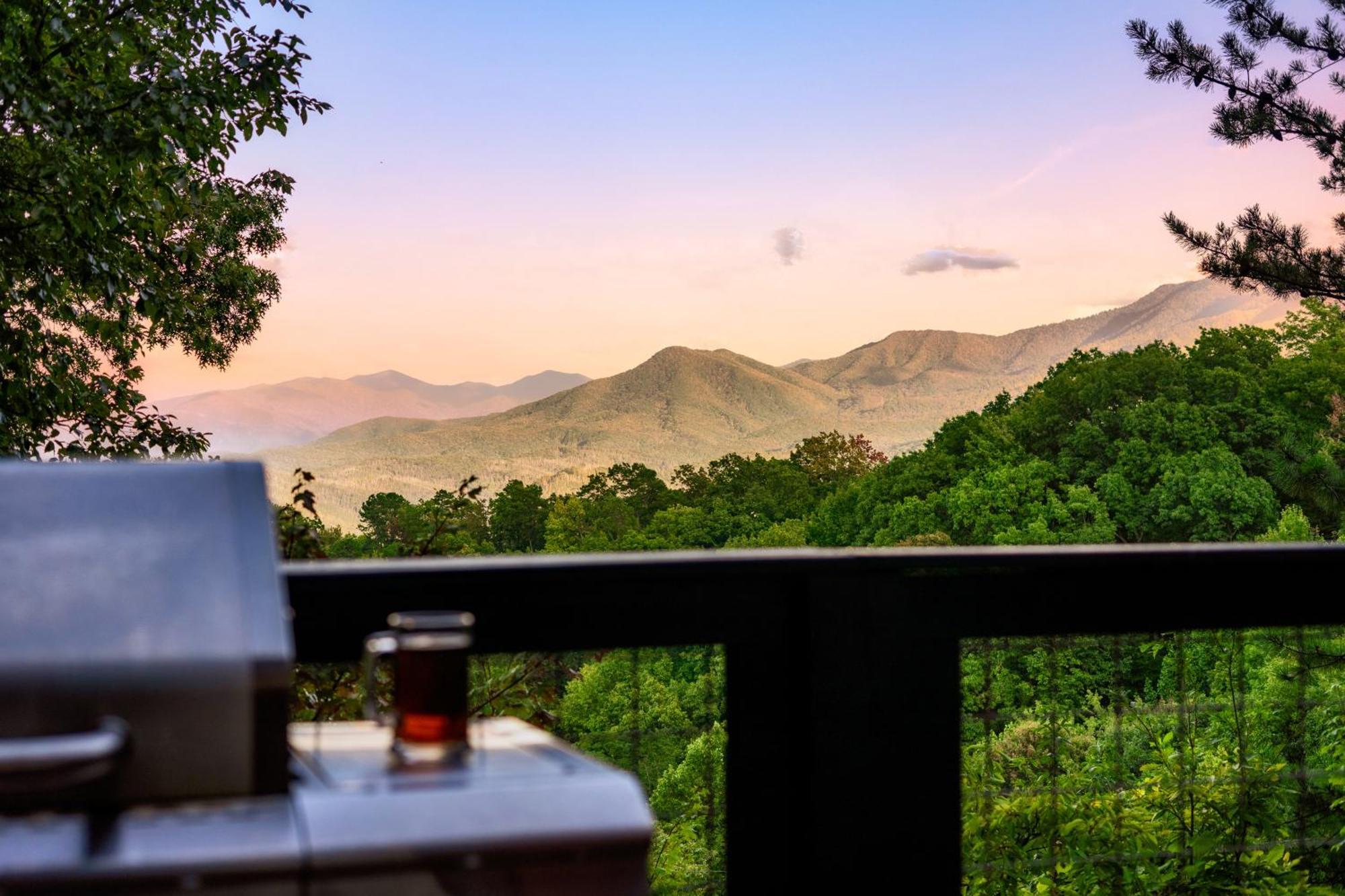 Woodhaven - Private - 3 Suites - Gorgeous Views - 3 Pools - Gamerm - Hottub - Lots Of Bears Gatlinburg Exterior photo