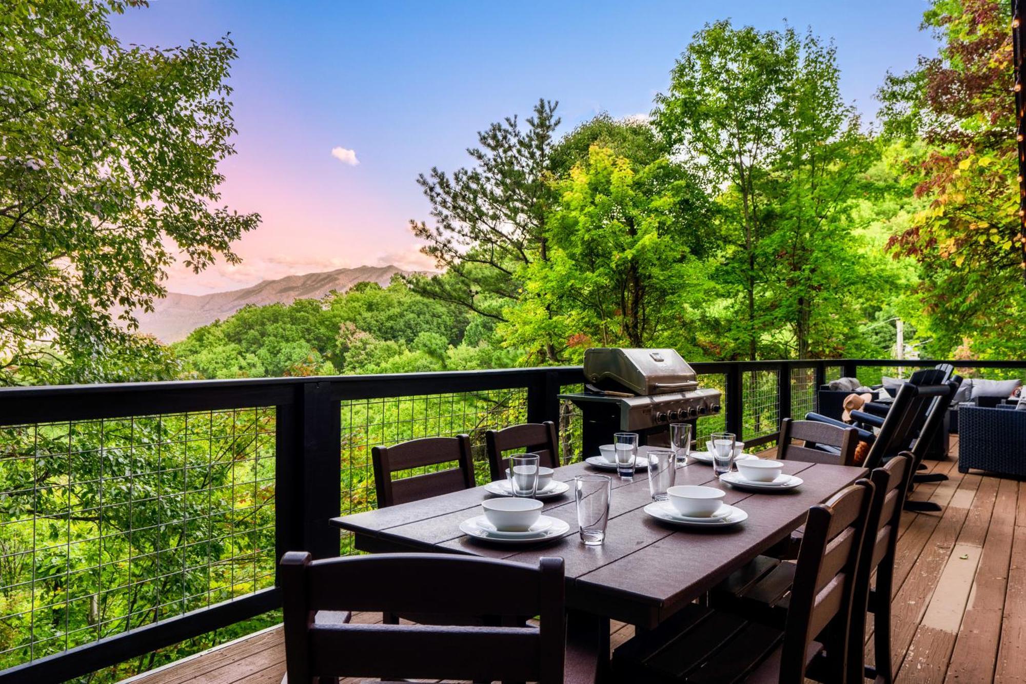 Woodhaven - Private - 3 Suites - Gorgeous Views - 3 Pools - Gamerm - Hottub - Lots Of Bears Gatlinburg Exterior photo
