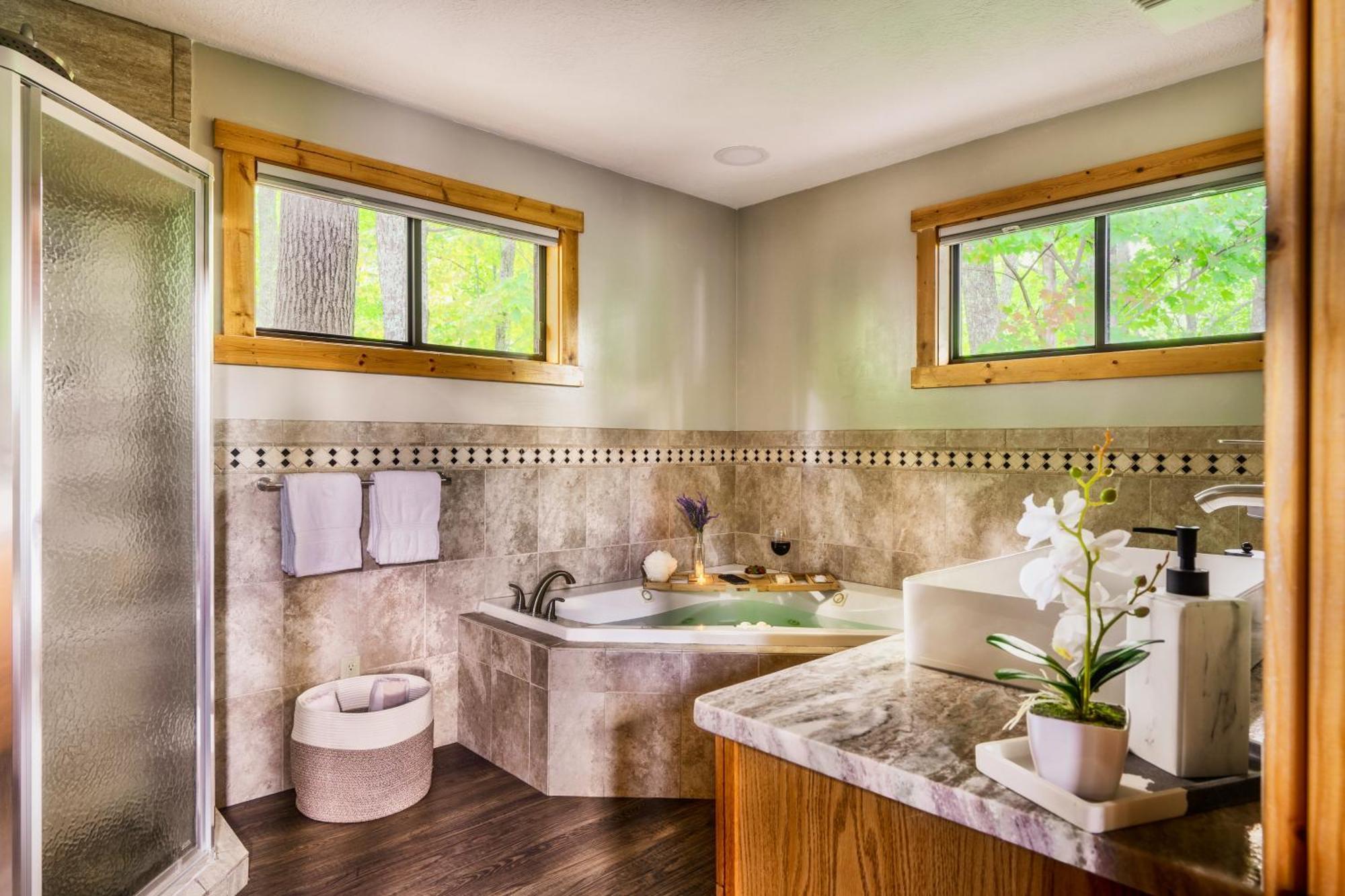 Woodhaven - Private - 3 Suites - Gorgeous Views - 3 Pools - Gamerm - Hottub - Lots Of Bears Gatlinburg Exterior photo